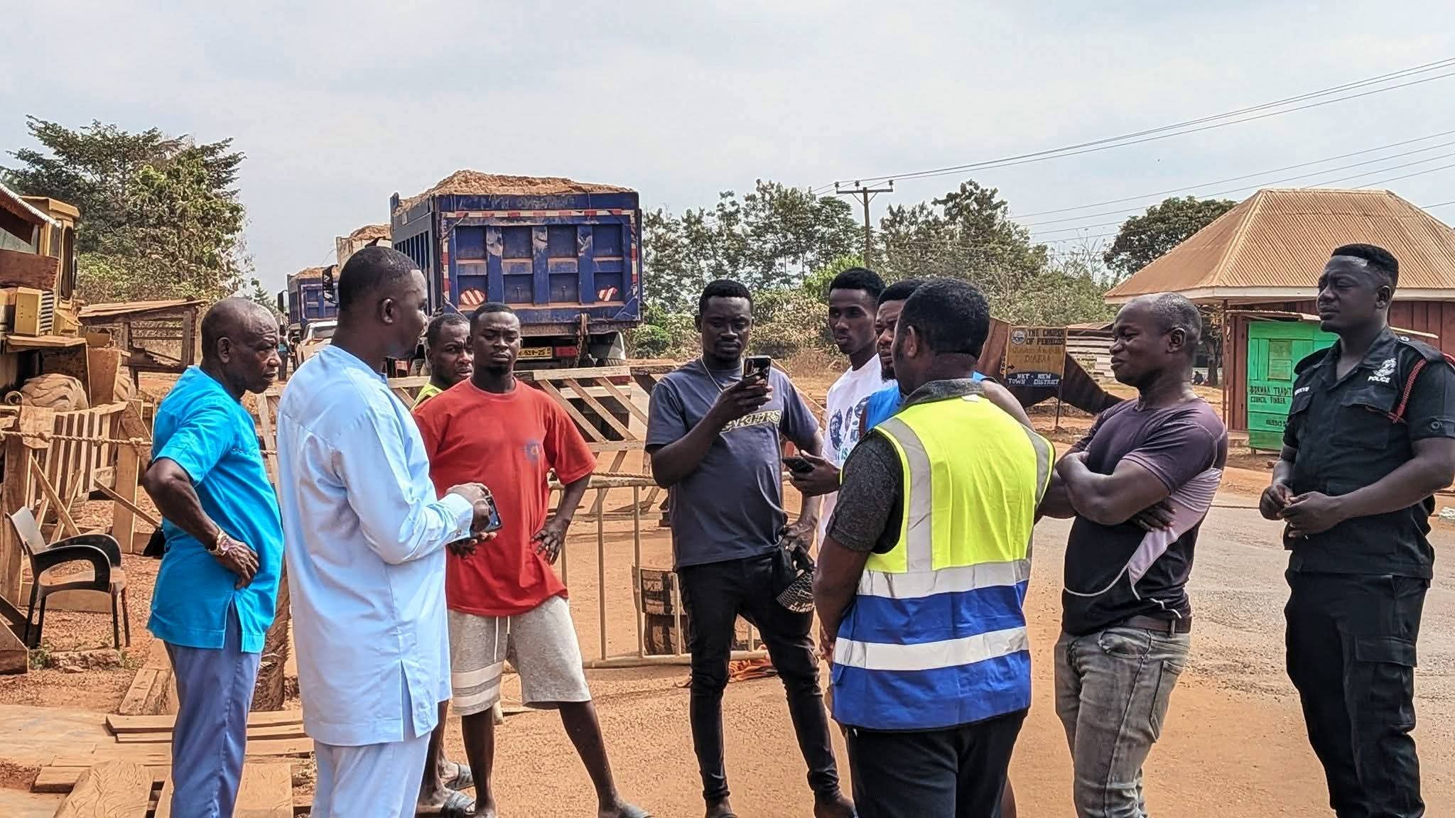 DEPOLITICIZE NKOKO NKITINKITI POULTRY PROGRAM IN DORMAA WEST - DCE HON. AWUNI
